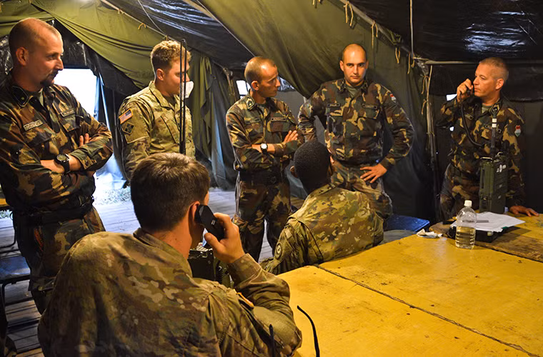 Hình ảnh bên trong trung tâm chỉ huy tác chiến thuộc tiểu đoàn pháo binh 101 của Hungary tổng hành dinh của đợt diễn tập bắn đạn thật hỗn hợp với D-20. Nguồn ảnh: Quân đội Mỹ.