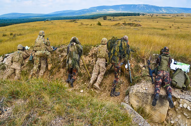 Trong khi đó ở một vị trí khác một đơn vị trinh sát hỗn hợp Mỹ - Hungary đang xác định tọa mục tiêu cho khẩu đội pháo D-20 được đặt gần đó, và D-20 sẽ có nhiệm vụ hỗ trợ hỏa lực cho lực lượng đồng minh rút lui trước các đợt truy kích của kẻ thù. Nguồn ảnh: Quân đội Mỹ.
