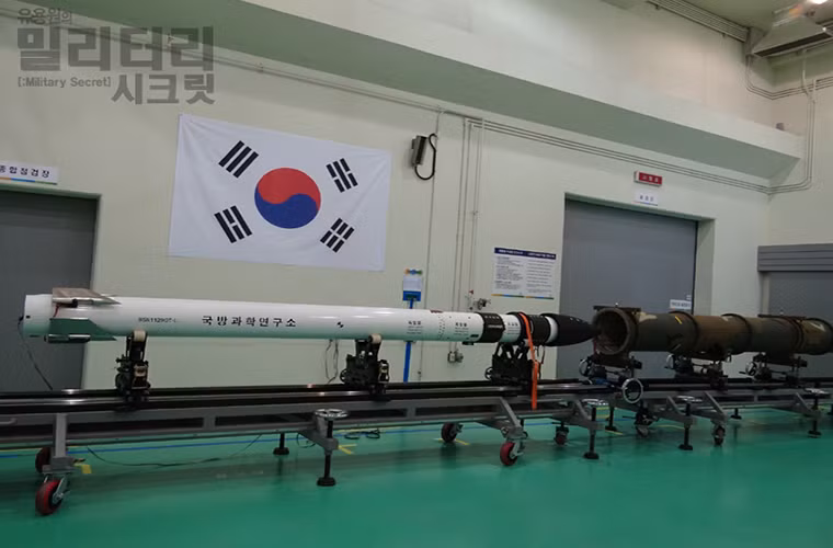 Mặc dù các phương tiện truyền thông Hàn Quốc tuyên bố KM-SAM là do nước này tự chế tạo, tuy nhiên theo một vài nguồn tin nó là sản phẩm của sự hợp tác giữa Cơ quan phát triển quốc phòng Hàn Quốc (ADD) và công ty chế tạo tên lửa Almaz-Antey của Nga. Do đó chắc chắn sự hỗ trợ của Almaz-Antey trong việc phát triển KM-SAM sẽ không hề ít. Nguồn ảnh: rbase.new-factoria.ru