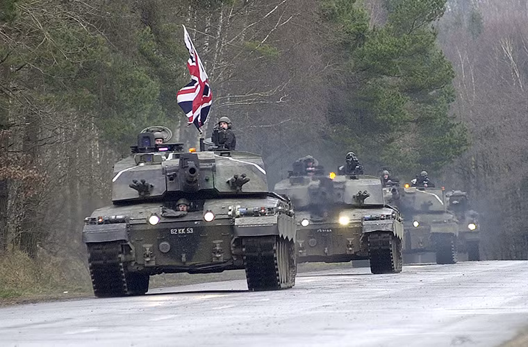 Trong khi đó Challenger 2 là dòng xe tăng chủ lực của Quân đội Anh từ năm 1998 cho tới nay và tới hiện tại Anh vẫn chưa có bất kỳ ứng viên nào để thay thế mẫu xe tăng này. Tuy nhiên trên thế giới Challenger 2 hiện vẫn nằm trong top những chiếc xe tăng mạnh nhất. Nguồn ảnh: UK Defence Journal