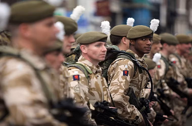 Lữ đoàn tấn công đầu tiên của Anh dự kiến sẽ được thành lập tại Warminster vào năm 2017. Theo đánh giá của nhiều cố vấn quân sự Anh thì lữ đoàn này có sẽ đi vào hoạt động đầy đủ trong cuối thập kỷ này. Sẽ có ít nhất hai đơn vị thuộc lữ đoàn tấn công số 1 của Anh sẽ được trang bị Ajax gồm trung đoàn kỵ binh Household và trung đoàn kỵ binh King's Royal Hussars, cả hai đơn vị này hiện đều được trang bị xe tăng Challenger 2. Nguồn ảnh: Daily Mai.