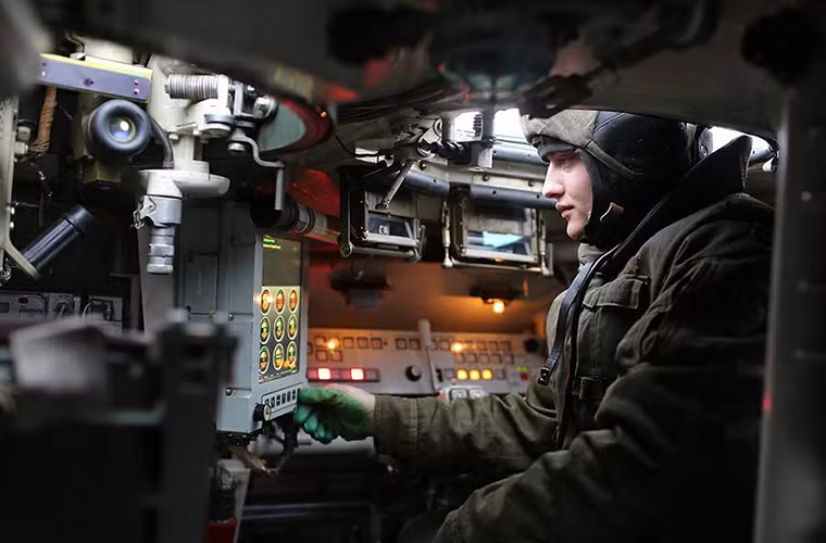 Điểm cộng lớn nhất của thiết giáp BTR-MD chính là việc nó được mở rộng không gian bên trong xe lớn hơn nhiều so với BMD-4. Qua đó cho phép chở được tới 13 binh sĩ ngoài kíp lái 2 người. Nguồn ảnh: Bộ Quốc phòng Nga.