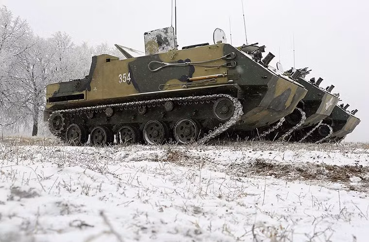 Về hệ thống động cơ, BTR-MD được trang bị động cơ diesel 2V-06-2 có công suất 450 mã lực điều này lý giải cho khả năng cơ động của mẫu xe bọc thép này, khi nó có thể di chuyển với vận tốc lên đến 70km/h ngay cả khi đầy tải. Nguồn ảnh: Bộ Quốc phòng Nga.