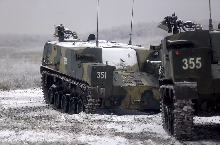 Với việc đặt hệ thống động cơ ở phía sau khiến BTR-MD không khác gì những chiếc BMD nhất là trong tác chiến đổ bộ khi binh sĩ không được che chắn hoàn toàn. Đây cũng có thể xem là hạn chế lớn nhất của nó. Nguồn ảnh: Bộ Quốc phòng Nga.