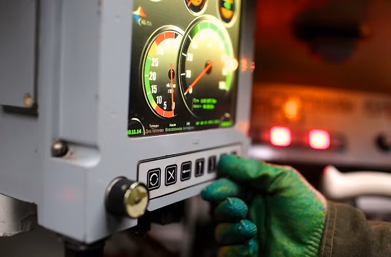 Hệ thống trang thiết bị điện tử và hệ thống lái trên BTR-MD cũng được thiết kế thân thiện hơn với người sử dụng, cho phép kíp chiến đấu theo dõi toàn bộ hoạt động của chiếc xe một cách toàn diện nhất trong mọi tình huống. Nguồn ảnh: Bộ Quốc phòng Nga.