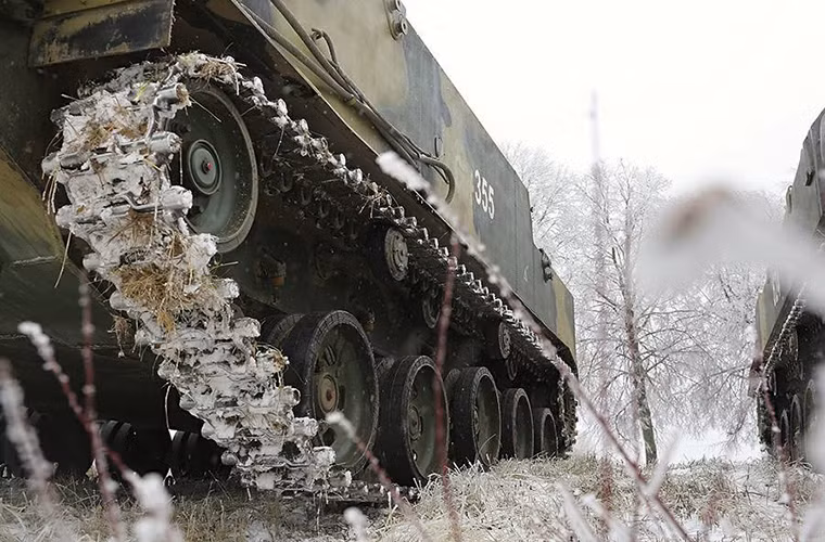 Được phát triển từ năm 2009 nhưng phải đến tận 2013 các nguyên mẫu xe thiết giáp chở quân BTR-MD đầu tiên mới được nhà máy tăng thiết giáp Kurganmashzavod chuyển giao VDV để thử nghiệm. Và với thiết kế dựa trên xe bọc thép BMD-4, BTR-MD không thực sự được đánh giá cao khi mới xuất hiện. Nguồn ảnh: Bộ Quốc phòng Nga.