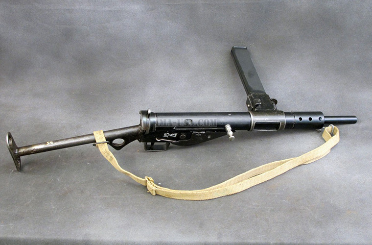 Nếu Quân đội Mỹ nổi tiếng với khẩu Thompson thì Quân đội Anh lại nổi tiếng với Sten - mẫu tiểu liên tiêu chuẩn dành cho các đơn vị biệt kích và lính dù Anh trong CTTG 2. Cả Sten và Thompson đều nằm trong danh sách vũ khí được tổ chức tình báo OSS (Mỹ) viện trợ hạn chế cho đội Việt Nam Tuyên truyền Giải phóng quân trong giai đoạn 1945 trước khi Cách mạng Tháng 8 thành công nhằm chống lại phát xít Nhật Bản. Nguồn ảnh: International Military Antiques.