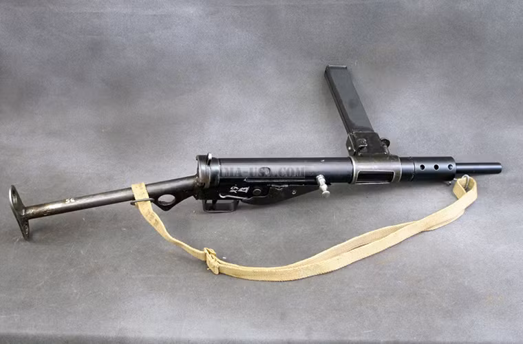 Nếu Quân đội Mỹ nổi tiếng với khẩu Thompson thì Quân đội Anh lại nổi tiếng với Sten - mẫu tiểu liên tiêu chuẩn dành cho các đơn vị biệt kích và lính dù Anh trong CTTG 2. Cả Sten và Thompson đều nằm trong danh sách vũ khí được tổ chức tình báo OSS (Mỹ) viện trợ hạn chế cho đội Việt Nam Tuyên truyền Giải phóng quân trong giai đoạn 1945 trước khi Cách mạng Tháng 8 thành công nhằm chống lại phát xít Nhật Bản. Nguồn ảnh: International Military Antiques.