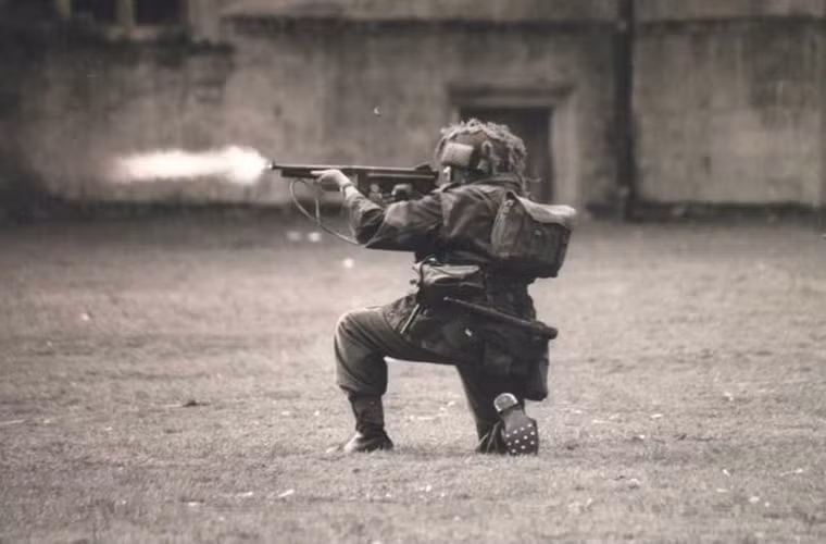 Tất cả biến thể của Thompson đều sử dụng cỡ đạn .45 ACP (11.43×23mm) với cơ cấu nạp đạn bằng phản lực khi bắn, tốc độ bắn tối đa của súng có thể đạt tới 1.500 viên/phút với biến thể M1919. Tuy nhiên tầm bắn hiệu quả của nó chỉ khoảng 150m phù hợp với tác chiến tầm gần Nguồn ảnh: Pinterest.