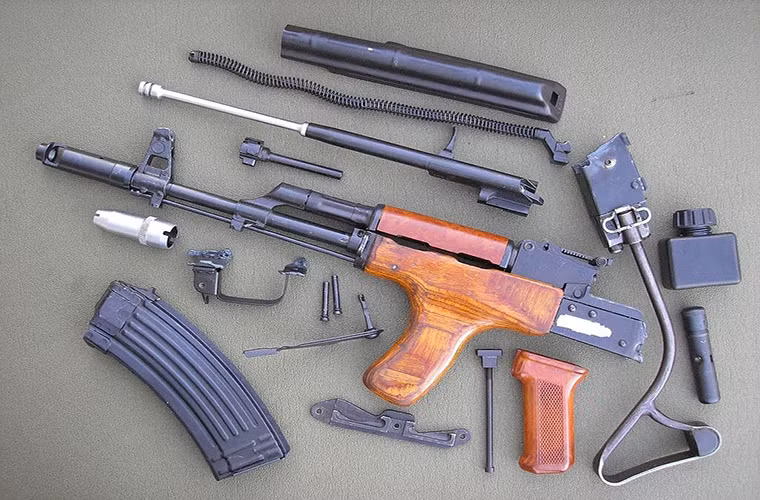 Thiết kế của AIMS-74 cũng khá đơn giản chắc chắn và dễ sử dụng. Chiều dài tối đa của súng là 943mm khi gấp báng là 748mm và nòng súng dài 432mm, nó có tốc độ bắn khoảng 700 viên/phút (thực tế là 40-100) với sơ tốc đầu nòng là 880m/s, tầm bắn hiệu quả chỉ đạt 500m. Nguồn ảnh: ZIB-Militaria.