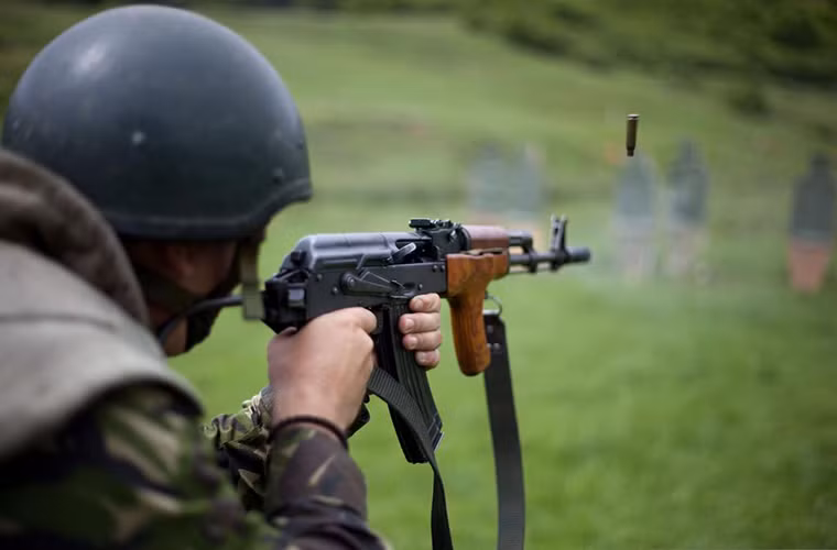 Do sử dụng một phần thiết kế của AK-74 nên AIMS-74 cũng mang theo các nhược điểm của nó như đạn 5.45mm có khả năng xuyên phá kém, độ chính xác của súng không cao kém hơn các mẫu súng trường tấn công của Phương Tây. Bản thân việc Romanian nằm trong khối quân sự NATO mô hình chung đã tác động đến tương lai của AIMS-74 sau này. Nguồn ảnh: The AK Files.