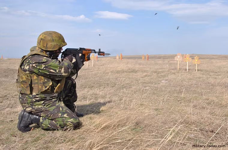 AIMS-74 có cơ chế bắn khá phức tạp khi sở hữu tới ba chế độ bắn chưa kể chế độ khóa an toàn gồm bắn từng phát, bắn ba viên và bắn tự động. Nó là một trong số ít biến thể của AK-74 làm được như vậy mặc dù có nhiều chế độ bắn hơn nhưng thiết kế này của AIMS-74 lại bị đánh giá sẽ làm giảm đi độ tin cậy của nó. Nguồn ảnh: military-today.