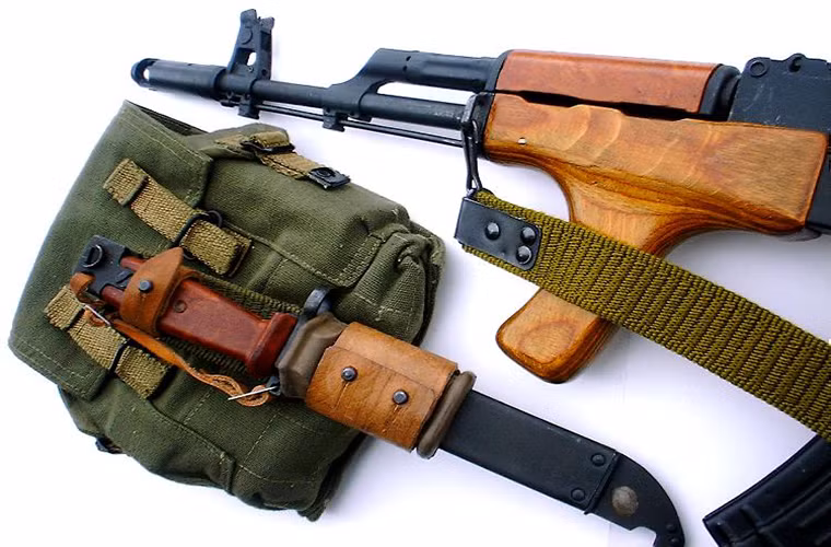 Điểm nhấn trong thiết kế của AIMS-74 cũng giống như các mẫu súng trường tấn công của Romanian trước đây chính là tay cầm phụ bằng gỗ được làm sẵn trên ốp nòng phía trước, ngoài ra mọi chi tiết còn lại đều giống với AK-74 kể cả loa che lửa đầu nòng đặc trưng. Nguồn ảnh: Avtomats in Action.