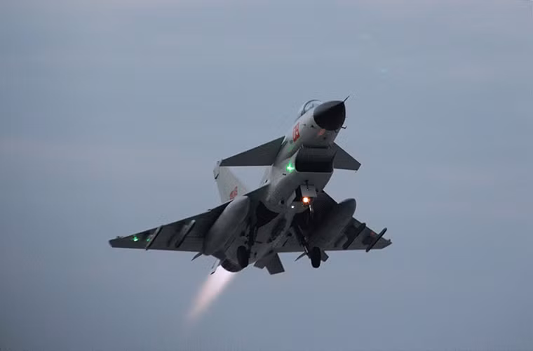 Tuy nhiên hiện tại nhiều khả năng Không quân Trung Quốc sẽ thay thế hoàn toàn AL-31F cho các dòng chiến đấu cơ J-11, J-16 và cả J-15 thay vì sử dụng các mẫu động cơ phản lực nội địa như WS-10 nhằm đảm bảo khả năng tác chiến của lực lượng này hiện tại thay vì cố gắng theo đuổi sự thay đổi của WS-10. Điều này cũng đồng nghĩa với việc số phận của WS-10 sẽ sớm kết thúc như khởi đầu vội vàng của nó. Nguồn ảnh: Global Military Review.