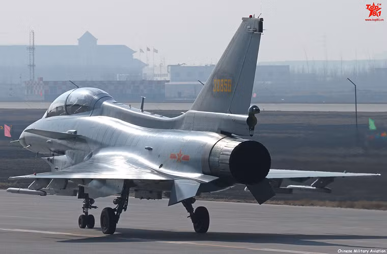 Một chuyên gia phân tích thuộc trường Đại học Quốc gia Trung Quốc nhận xét, nếu chỉ đánh giá hiệu suất cũng như tính ứng dụng của Thẩm Dương WS-10A nó có thể là một mẫu động cơ lý tưởng, nhưng thực tế nó không thực sự an toàn sau một loạt tai nạn trong suốt thời gian hoạt động của mình. Và cái giá Trung Quốc phải trả không chỉ có tổn thất về máy bay mà còn cả phi công. Nguồn ảnh: Top 81