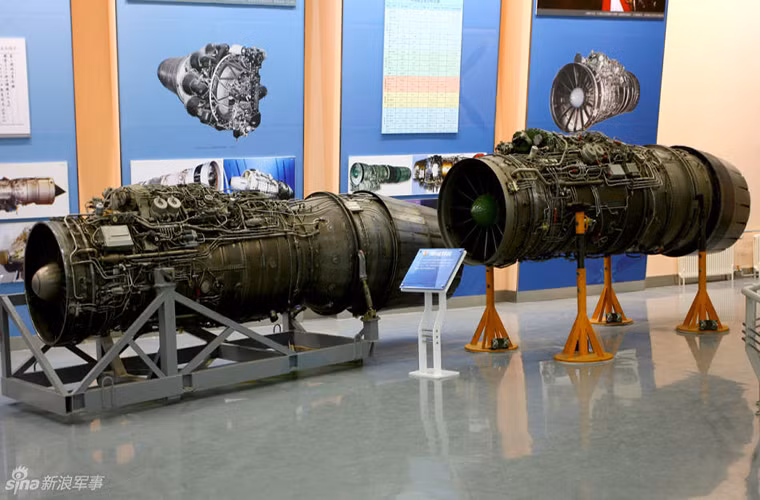 Cho tới hiện tại, động cơ WS-10 đã được sản xuất hơn 300 đơn vị trong đó trang bị chủ yếu cho các dòng tiêm kích nội địa J-11 và J-16 của Trung Quốc nhưng với số lượng khá hạn chế. Hiệu suất của WS-10A cải tiến có thể lên đến 31.000 lbf trong khi đó AL-31F chỉ tầm 27.700 lbf. Nguồn ảnh: Sina.