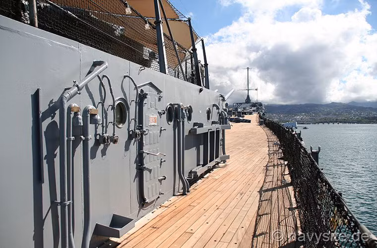 Với vai trò lịch sử to lớn của mình sau khi ngưng hoạt động vào năm 1992 còn tàu này được cải tạo lại thành một viện bảo tàng quân sự trên biển và đi vào hoạt động chính thức từ đầu năm 1999 cho đến tận ngày nay. Tính tới thời điểm hiện tại USS Missouri đã phục vụ được 72 năm và tham gia hầu hết các cuộc chiến có sự hiện của Hải quân Mỹ từ năm 1944-1990. Nguồn ảnh: navysite.de.