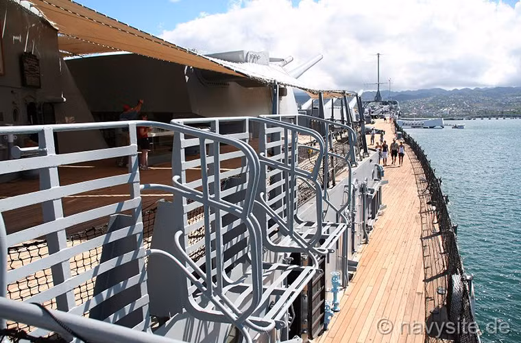 Cuộc chiến cuối cùng có sự tham gia của USS Missouri là Chiến tranh Vùng Vịnh, tuy nhiên mở màn cho sự xuất hiện của thiết giáp hạm này không phải là những khẩu siêu pháo 406mm mà lại là tên lửa hành trình Tomahawk với hơn 27 đơn vị được triển khai. Và trong khoảng thời gian sau đó nó cũng đã bắn ít nhất 300 quả đạn pháo 406mm vào các vị trí của Quân đội Cộng hòa Iraq đang chiếm đóng Kuwait. Nguồn ảnh: navysite.de.