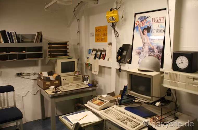 Một góc văn phòng hành chính trên USS Missouri nội thất bên trong con tàu vẫn được giữa nguyên kể từ khi nó ngưng hoạt động từ năm 1992 cho tới nay. Về cơ bản USS Missouri gần như là một thành phố nổi trên biển và bạn có thể kiếm mọi thứ cần thiết trên nó. Nguồn ảnh: navysite.de.