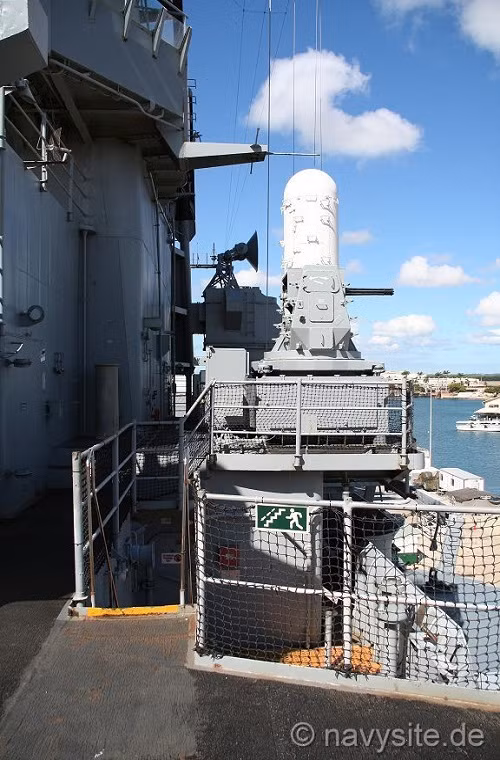 Từ năm 1980, nhằm đáp ứng yêu cầu tác chiến mới trên biển kho vũ khí của USS Missouri cũng được nâng cấp với việc trang bị thêm các tên lửa hành trình BGM-109 Tomahawk với ít nhất 32 đơn vị, tên lửa chống hạm RGM-84 Harpoon và bốn hệ thống vũ khí đánh chặn tầm gần Phalanx CIWS thay thế cho các mẫu pháo phòng không Bofors 40 và Oerlikon 20 kiểu cũ. Nguồn ảnh: navysite.de.