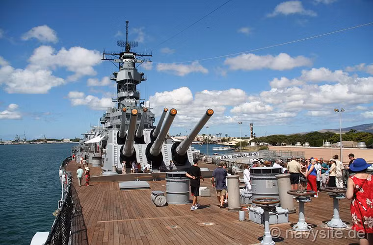 Trong khi đó hệ thống vũ khí phía trước của USS Missouri chủ yếu vẫn là hai tháp pháo 406mm số 1 và số 2. Trước khi được nâng cấp phía trước thân tàu còn được trang bị 3 tháp pháo phòng không Bofors 40mm. Nguồn ảnh: navysite.de.