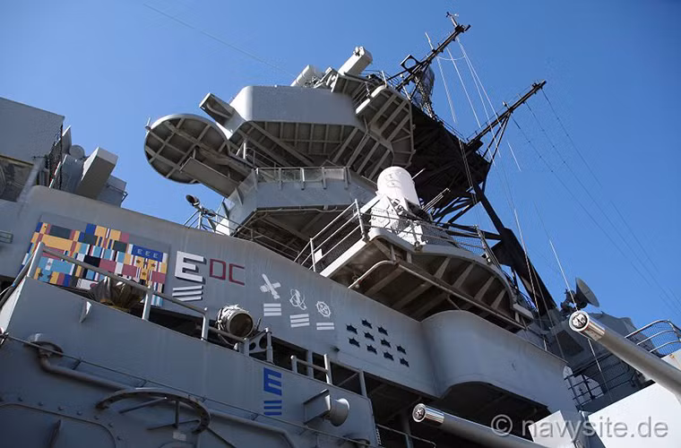 Trong suốt lịch sử phục vụ trong Hải quân Mỹ của mình USS Missouri nhận được 11 ngôi sao chiến đấu và số huân chương trên có được là từ Chiến tranh Thế giới thứ hai, Chiến tranh Triều Tiên và Chiến tranh Vùng Vịnh. Nguồn ảnh: navysite.de.