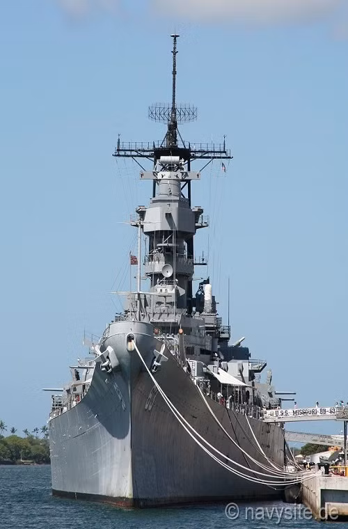USS Missouri là một trong bốn thiết giáp hạm lớp Iowa của Hải quân Mỹ, nó được đặt tên theo tên tiểu bang Missouri nhằm tôn vinh tiểu bang này. Đây cũng là thiết giáp hạm cuối cùng được Hải quân Mỹ chế tạo trong Chiến tranh Thế giới thứ hai, bên cạnh đó tàu chiến này còn là nơi diễn ra buổi lễ ký kết văn kiện đầu hàng vô điều kiện của Đế quốc Nhật Bản trước quân Đồng Minh, chấm dứt Chiến tranh Thế giới thứ hai. Nguồn ảnh: navysite.de.