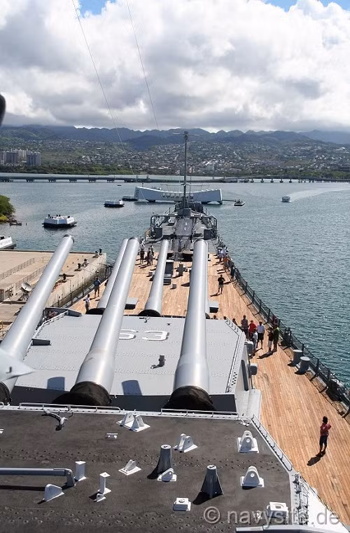 Và với kích thước khổng lồ, USS Missouri cũng mang theo trên mình khối vũ khí đồ sộ với ba tháp pháo 406mm Mark 7 mỗi tháp pháo được trang bị tới ba nòng, với hai cụm tháp pháo ở phía trước thân tàu và một ở sau thân, cùng với đó là 10 tháp pháo nòng đôi 127mm Mark 12 được bố trí dọc hai bên thân tàu. Nguồn ảnh: navysite.de.