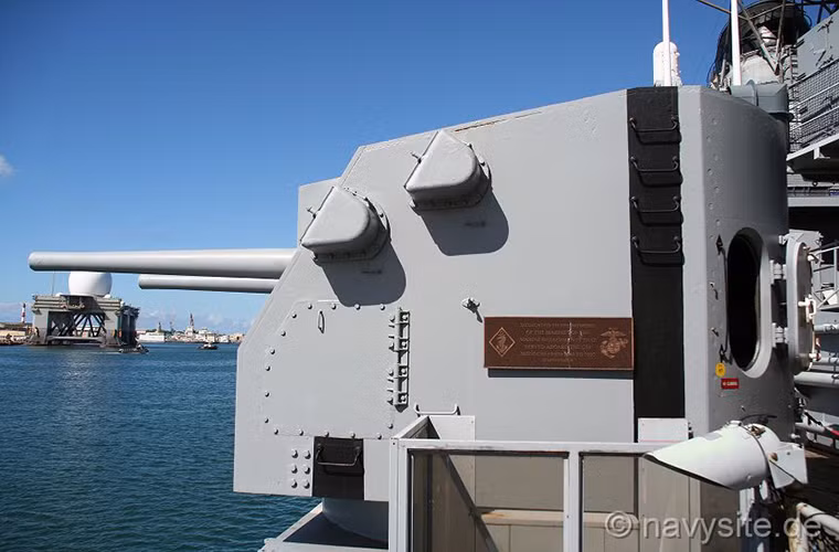 Tháng 6/1944, USS Missouri chính thức được bàn giao cho Hải quân Mỹ, sau khi chạy thử nghiệm ngoài khơi New York và diễn tập tác chiến trên biển tại vịnh Chesapeake con tàu này tiếp tục cuộc hành trình của mình qua kênh đào Panama vào tháng 11/1944 để tiến ra Thái Bình Dương hội quân với hạm đội tàu chiến của Mỹ đang đóng tại Trân Châu Cảng vào cuối tháng 12/1944. Nguồn ảnh: navysite.de.