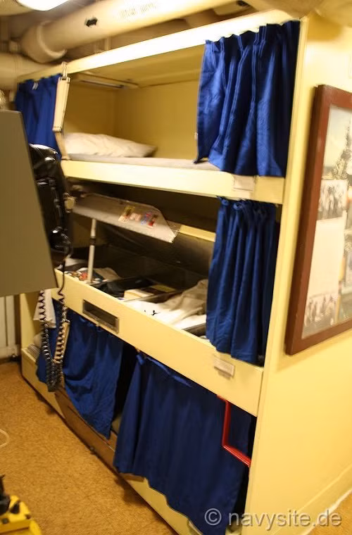 Còn đây là giường ngủ của các thủy thủ phục vụ trên USS Missouri nó có không gian khá hạn chế và có thể được sử dụng luân phiên giữa các ca trực. Nguồn ảnh: navysite.de.