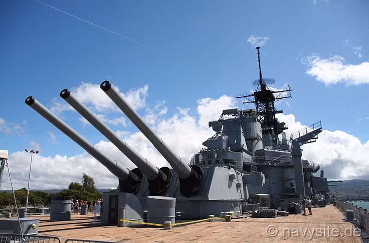 Cận cảnh tháp pháo 406mm phía sau thân tàu của USS Missouri, trọng lượng tính riêng của mỗi nòng pháo 406mm trên USS Missouri là hơn 121 tấn và dài tới gần 21m. Tốc độ bắn tối đa của nó có thể đạt là 2 phát/phút với tầm bắn hiệu quả lên đến 38km. Nguồn ảnh: navysite.de.