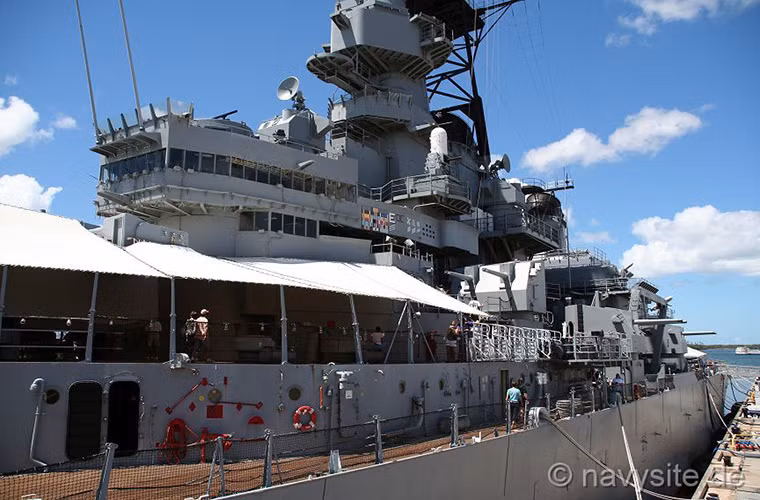 Cận cảnh toàn bộ đài chỉ huy của USS Missouri khi nhìn từ bên ngoài, cấu trúc thượng tầng của con tàu này hầu như vẫn được giữ nguyên từ năm 1944 cho tới nay. Nguồn ảnh: navysite.de.