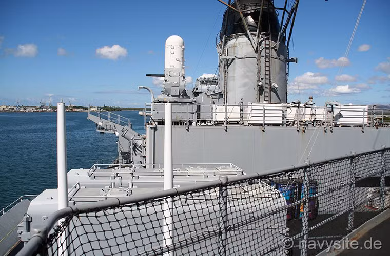 Lượng giãn nước tối đa tiêu chuẩn của USS Missouri là 45.000 tấn và có thể lên tới 52.000 tấn trong thời chiến, chiều dài tối đa của nó là 271m và có chiều cao cấu trúc thượng tầng lên tới 33m. Trong CTTG 2, USS Missouri là một trong những tàu chiến lớn nhất của Mỹ, tuy nhiên nó vẫn còn thua xa thiết giáp hạm Yamato của Nhật Bản. Nguồn ảnh: navysite.de.