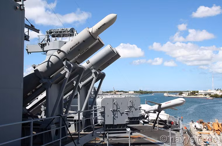 Hình ảnh vị trí triển khai của các tên lửa tấn công Tomahawk và Harpoon trên USS Missouri, các bệ phóng tên lửa và hầm phóng tên lửa thẳng đứng được bố trí phía sau thân tàu gần tháp pháo 406mm số 3. Nguồn ảnh: navysite.de.