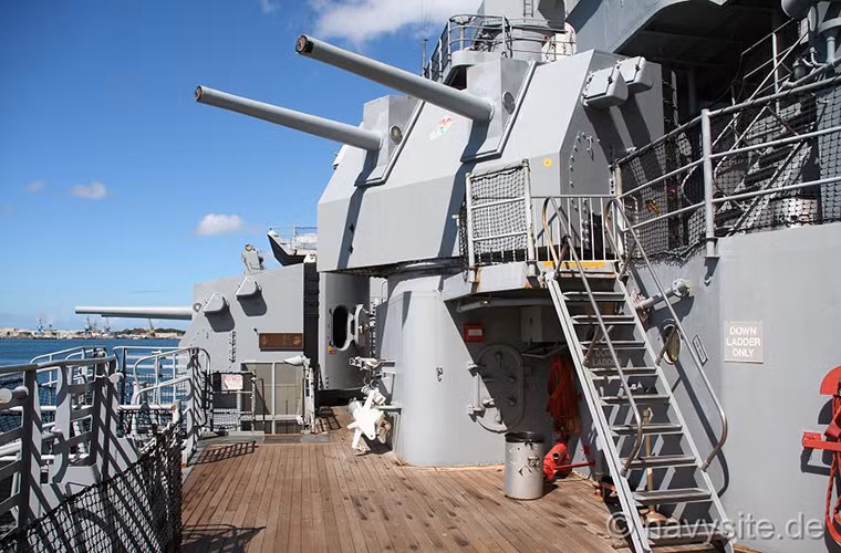 Nếu trong CTTG 2, USS Missouri được sử dụng để đối đầu với Nhật Bản thì trong Chiến tranh Lạnh nó lại là biểu tượng sức mạnh quân sự trên biển của Mỹ trước Liên Xô. Và theo thời gian vai trò của những thiết giáp hạm như USS Missouri dần trở nên mờ nhạt với sự xuất hiện của các tàu khu trục hạm mang tên lửa hiện đại và cơ động hơn gấp nhiều lần. Nguồn ảnh: navysite.de.