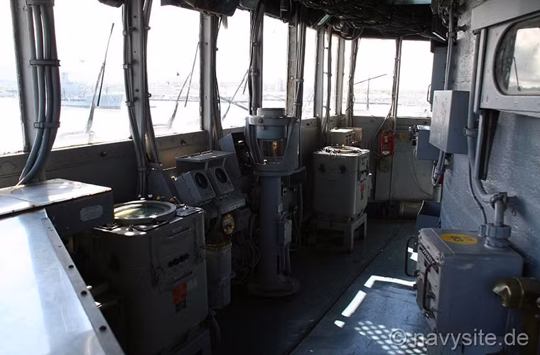 Để vận hành con tàu này cũng cần tới số lượng thủy thủ đoàn “khủng” với hơn 2.700 thủy thủ và sĩ quan làm việc trên tàu trong giai đoạn trước năm 1980 và sau 1980 khi USS Missouri được hiện đại hóa con số này giảm xuống chỉ còn 1.800 người nhờ vào việc tự động hóa hầu hết các hệ thống vận hành trên thiết giáp hạm này. Nguồn ảnh: navysite.de.