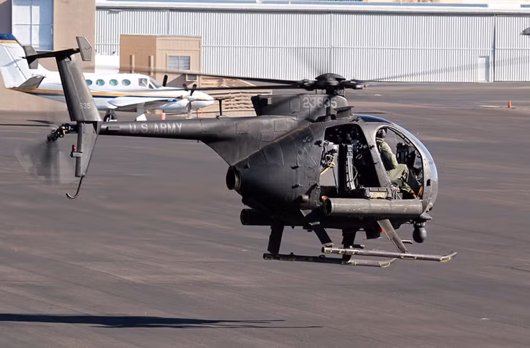 Một trong những lợi thế của trực thăng tấn công AH-6 khi hoạt động trên không là nó có độ ồn khi hoạt động khá thấp cộng với lớp sơn màu đen giúp AH-6 gần như tàng hình trên không, và khi bay ở độ cao thấp nó cũng khó bị phát hiện bởi hệ thống radar cảnh giới của đối phương. Với kích thước nhỏ gọn của mình AH-6 cũng có thể hoạt động ở khu vực có địa hình hay không gian hạn chế như môi trường đô thị hoặc rừng núi ở mọi độ cao. Nguồn ảnh: Quân đội Mỹ.