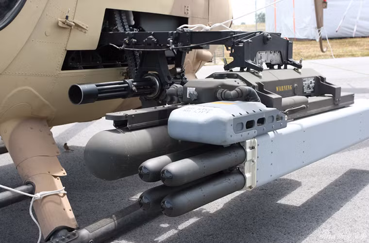 Hệ thống tên lửa tấn công trên AH-6 cũng khá đa dạng với rocket phóng loạt Hydra 70mm với cả hai biến thể không điều khiển lẫn điều khiển, trong khi đó tên lửa tấn công có sự xuất hiện của tên lửa chống tăng AGM-114 Hellfire và tên lửa không đối không AIM-92 Stinger. Nguồn ảnh: military-today.