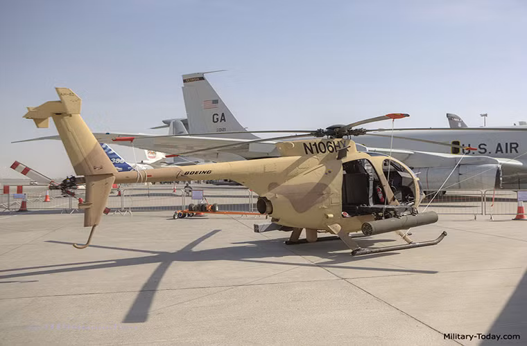 Tuy có thể được trang bị nhiều loại vũ khí khác nhau nhưng khả năng của AH-6 lại bị giới hạn đáng kể do không được trang bị các trang thiết bị tác chiến hay hổ trợ điện tử đủ mạnh, một phần do kích thước hạn chế của nó. Bên cạnh đó số lượng vũ khí AH-6 mang theo cũng không thực sự nhiều và chỉ có thể hổ trợ các hoạt động quân sự ở quy mô hạn chế. Nguồn ảnh: wordpress.com