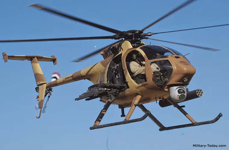 Biến thể hiện đại nhất của AH-6 hiện tại là AH-6x do tập đoàn Boeing phát triển, với mục tiêu ban đầu là chế tạo một mẫu trực thăng vũ trang không người tuy nhiên sau đó AH-6X được thiết kế lại với cả hai biến thể có người và không người lái. Dù vậy Quân đội Mỹ vẫn chưa đưa vào trang bị AH-6X và nó chỉ hoạt động trong biên chế Quân đội Jordan và Saudi Arabia. Nguồn ảnh: military-today.