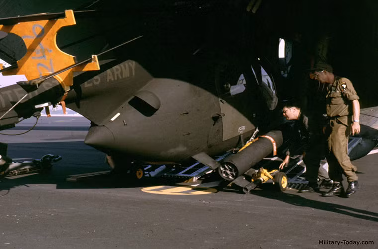 Chính điều này đã giúp AH-6 trở thành mẫu trực thăng tấn công duy nhất của lực lượng đặc nhiệm Mỹ từ năm 1970 cho tới nay. Và khi bay cùng AH-6, phi công điều khiển nó cũng phải chấp nhận rủi ro khi nó không được bảo vệ tốt như một số dòng trực thăng khác, nhưng không phải vì thế AH-6 thiếu đi sự chắc chắn và nó vẫn đảm bảo cho phi hành đoàn cơ hội sống sót nếu xảy ra sự cố. Nguồn ảnh: Wikiwand.