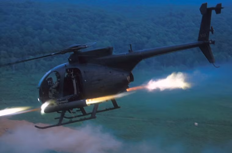 Giống như mọi dòng trực thăng khác trái tim của AH-6 là hệ thống động cơ Allison T63-A-700 có công suất 425 mã lực cho phép chiếc trực thăng này di chuyển với vận tốc lên tới 282km/h ngay cả khi đầy tải. AH-6 có tầm hoạt động hiệu quả lên tới 430km gần bắng một chiếc AH-1 Cobra. Nguồn ảnh: flickr.com