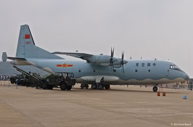 Khả năng vận tải lớn chính là một trong những thế mạnh của Y-9 khi nó có thể chở theo tới 25 tấn hàng hóa hoặc 132 lính dù. Bên trong khoang chứa hàng của Y-9 cũng đủ rộng để có thể vận chuyển một số thiết bị cơ giới hạng nhẹ. Khi cần thiết dòng máy bay vận tải này cũng có thể được chuyển đổi cho mục đích dân sự. Nguồn ảnh: Hunter-Chen.