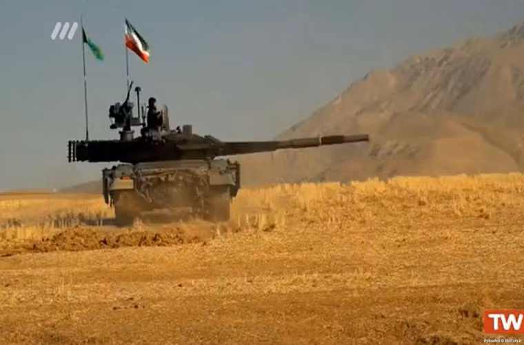 Trước đó vài tháng, Bộ Quốc phòng Iran tuyên bố nước này đã hoàn tất phát triển một dòng xe tăng chiến đấu chủ lực hoàn toàn có tên gọi là Karrar. Nó được trang bị các công nghệ xe tăng tiên tiến nhất của Iran và là một biến thể hiện đại hóa của dòng xe tăng Zolfaqar cũng do Iran tự phát triển. Nguồn ảnh: TW News.