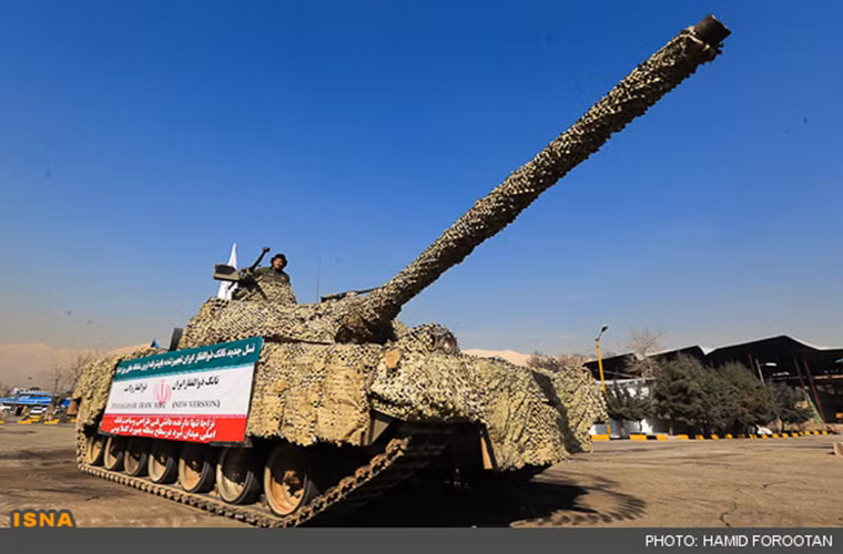 Điều này đã được chứng minh qua một loạt dòng xe tăng nội địa Iran giới thiệu trong những năm gần đây. Dù có ý tưởng trong thiết kế nhưng chúng chưa thể được gọi là một dòng xe tăng chiến đấu chủ lực khi còn thiếu quá nhiều yếu tố. Và cũng không phải trang bị pháo cỡ lớn, giáp phản ứng nổ hay động cơ diesel mạnh mẽ là sẽ giúp Iran có được một chiếc xe tăng hiện đại nó cần nhiều hơn thế. Nguồn ảnh: ISNA