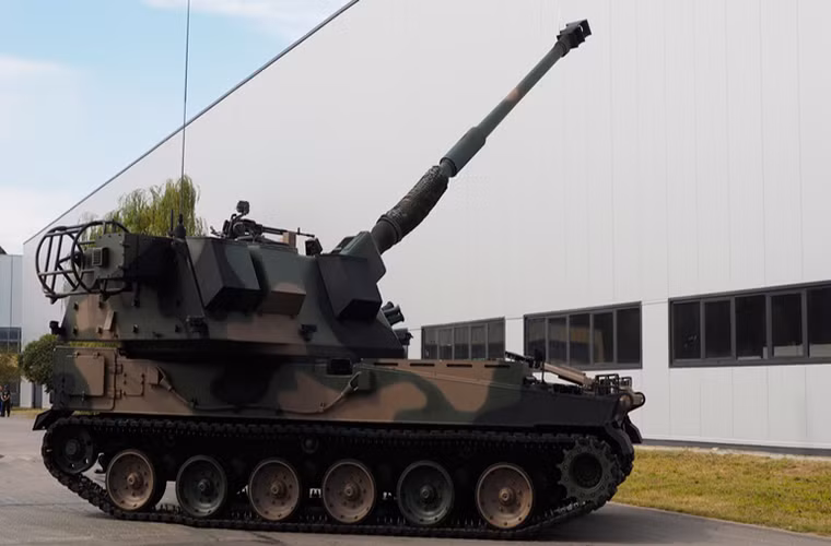 Krab có trọng lượng hơn 52 tấn và được trang bị một động cơ diesel MTU MT 881 Ka-500 với hệ thống làm mát bằng nước với công suất hoạt động khoảng 1.000 mã lực tương tự như K-9 của Hàn Quốc. Tốc độ di chuyển tối đa của mẫu pháo này là 67km/h với tầm hoạt động có thể đạt 650km. Nguồn ảnh: doppeladler.com