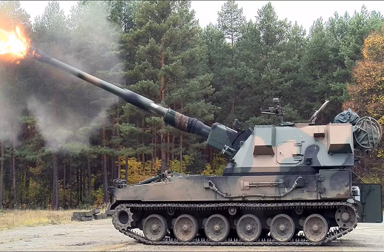 Như đã nói ở trên vũ khí chính của Krab là pháo 155mm do BAE System chế tạo có thiết kế tương tự pháo AS-90, và để tăng khả năng cơ động tháp pháo của Krab có khả năng xoay 360º với góc nâng hạ từ -3.5 ° đến + 70º. Nó hoàn toàn có khả năng bắn được hầu hết các loại đạn pháo 155mm của NATO kể cả đạn dẫn đường thông minh. Nguồn ảnh: YouTube