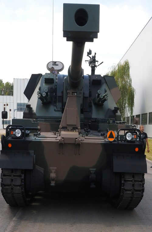  Pháo tự hành Krab 155mm được thiết kế và chế tạo bởi HSW với nguyên mẫu đầu tiên được giới thiệu vào năm 2001. Tuy nhiên, Krab không hoàn toàn do HSW chế tạo tất cả mà nó là sự lai ghép nhiều hệ thống pháo khác nhau từ nước khác. Nguồn ảnh: Defence blog