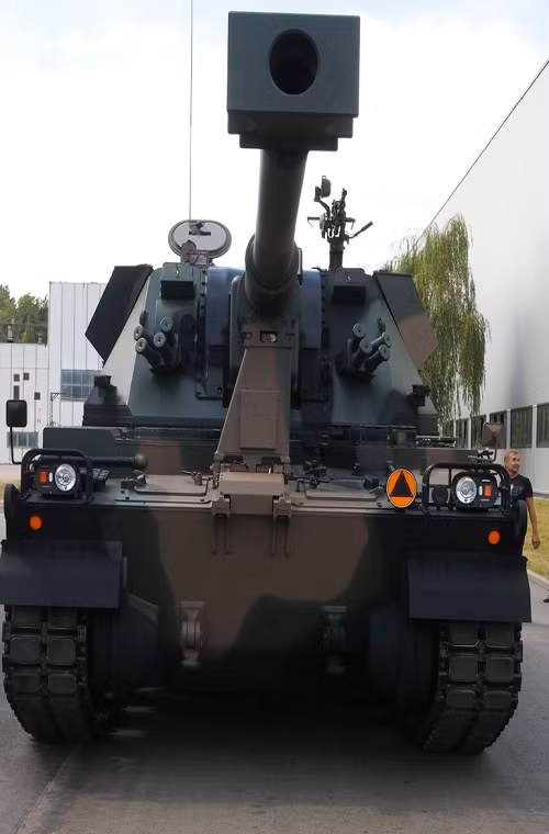  Pháo tự hành Krab 155mm được thiết kế và chế tạo bởi HSW với nguyên mẫu đầu tiên được giới thiệu vào năm 2001. Tuy nhiên, Krab không hoàn toàn do HSW chế tạo tất cả mà nó là sự lai ghép nhiều hệ thống pháo khác nhau từ nước khác. Nguồn ảnh: Defence blog