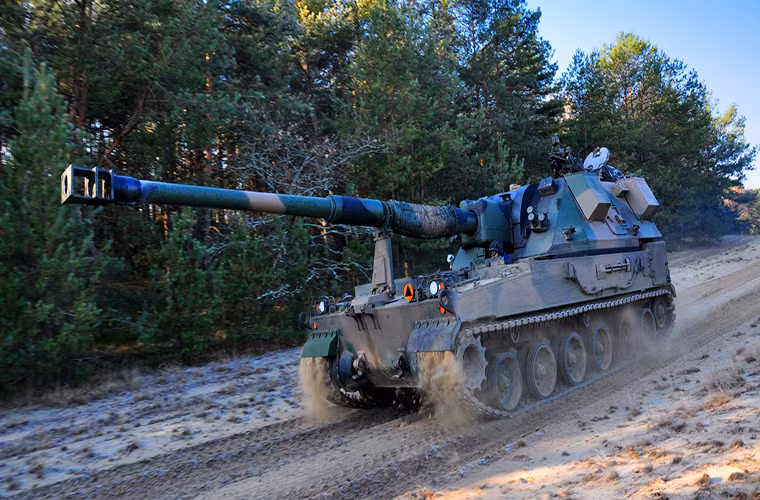 Theo Army Recognition, công ty quốc phòng Huta Stalowa Wola (HSW) của Ba Lan đã ký kết một hợp đồng quốc phòng lớn nhất từ trước tới nay với quân đội nước này có giá trị ước tính lên đến 1 tỷ Euro nhằm hiện đại hóa lực lượng pháo binh của Ba Lan. Đáng chú ý, trong hợp đồng này cũng bao gồm thỏa thuận chuyển giao 24 khẩu pháo tự hành Krab 155mm. Nguồn ảnh: YouTube.